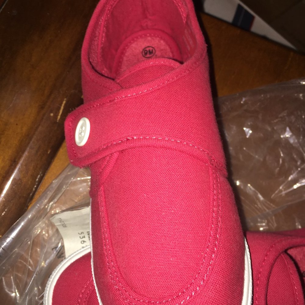 NEW TOTES TENNIS SHOES MADE OF CANVAS  PRETTY RED